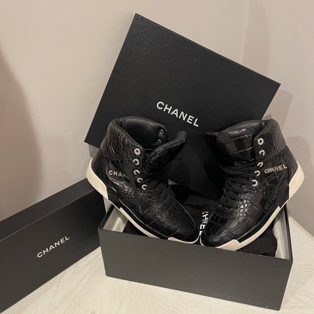 Chanel sneakers. Size 38. Black color with pearls.
